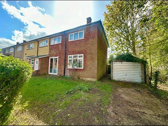 3 Bedroom End Of Terrace House For Sale In Wickford Drive, Harold HIl, RM3