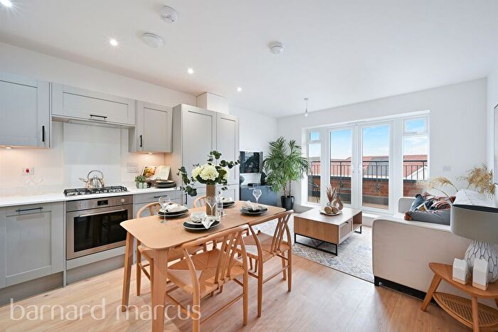 2 Bedroom Flat For Sale In Ruxley Lane, Epsom, KT19