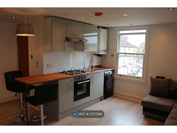 2 Bedroom Flat To Rent In Clapham Road, London, SW9