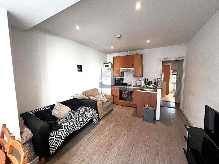 2 Bedroom Flat To Rent In Clapham Common Southside, Clapham Common, London, SW4