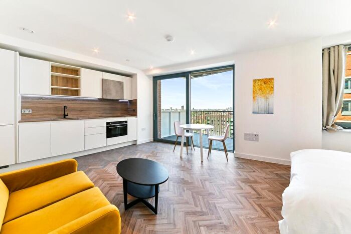 Apartment To Rent In Skyline Apartments, Three Waters, London, E14