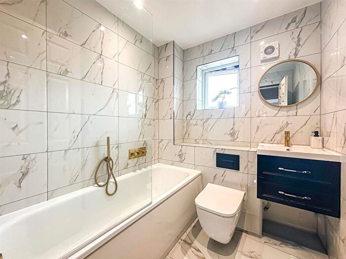 2 Bedroom Terraced House For Sale In Oakley Avenue, Rayleigh, SS6