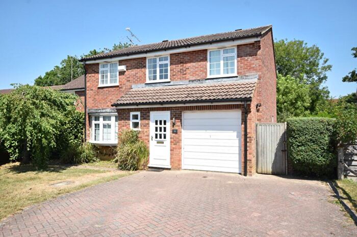 4 Bedroom Detached House For Sale In Collingwood Close, Horley, Surrey, RH6