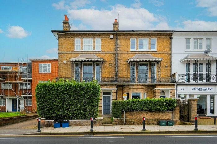 3 Bedroom Flat To Rent In High Road, London, E18