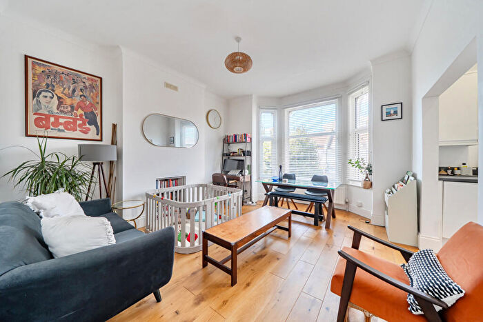 2 Bedroom Apartment For Sale In Perry Hill, London, SE6