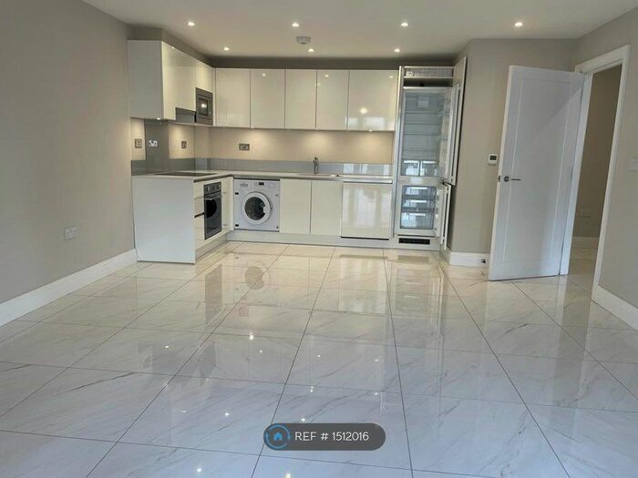 2 Bedroom Flat To Rent In Gordon Road, High Wycombe, HP13