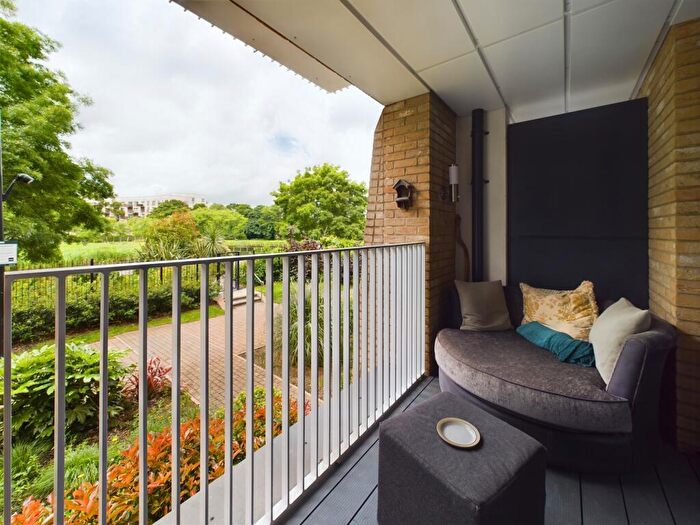 1 Bedroom Apartment For Sale In Lakeside Drive, London, NW10