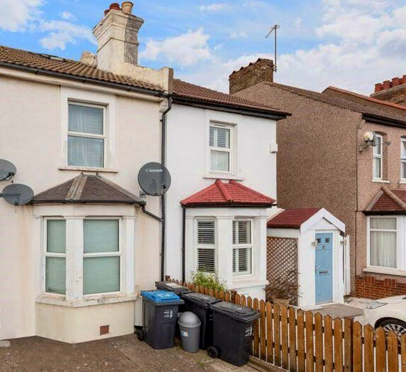 2 Bedroom Maisonette To Rent In Whitehorse Road, London, SE25