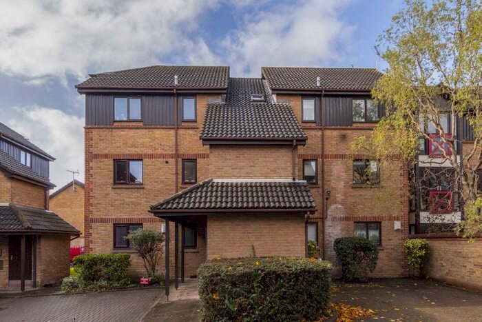 2 Bedroom Flat To Rent In Bramber Court, Brentford, TW8