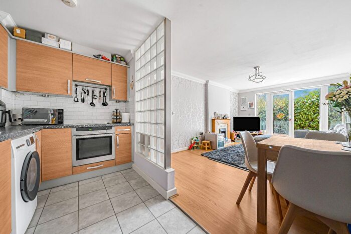 2 Bedroom Flat For Sale In Mercia House, Ashford/Charlton Village Borders, Surrey, TW15