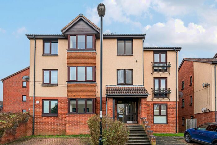 2 Bedroom Flat To Rent In Oak Apple Court, London, SE12