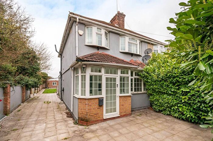 4 Bedroom Semi Detached House To Rent In Oxford Avenue, Heston, Hounslow, TW5