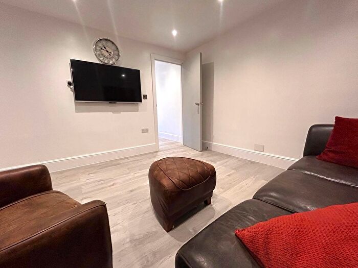 1 Bedroom Flat For Sale In Hindhead Gardens, Northolt, UB5
