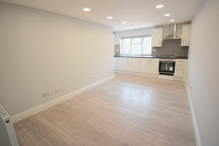 3 Bedroom Flat To Rent In Southwark Park Road, London, SE16