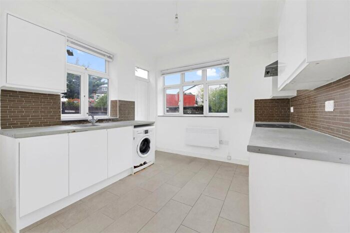 2 Bedroom Flat To Rent In Brondesbury Park, London, NW2