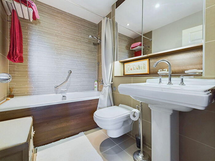 2 Bedroom Duplex For Sale In Stane Street, Billingshurst, West Sussex, RH14