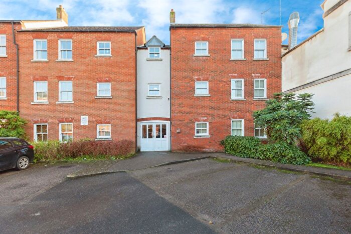 2 Bedroom Flat For Sale In Pine Street, Aylesbury, HP19