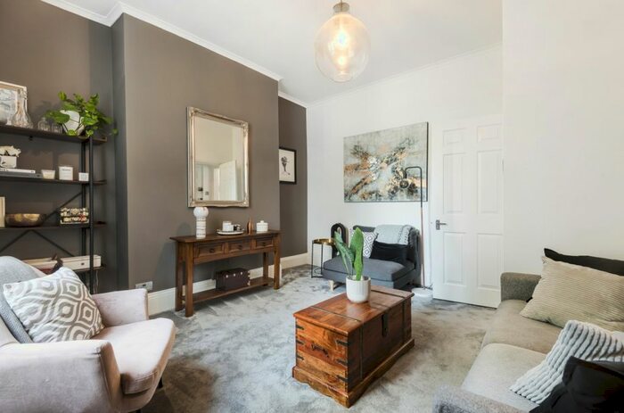 2 Bedroom Flat To Rent In Edith Road, London, W14