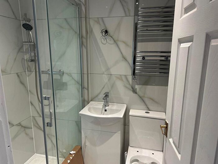 5 Bedroom Semi-Detached House To Rent In Barrack Road, Hounslow, TW4