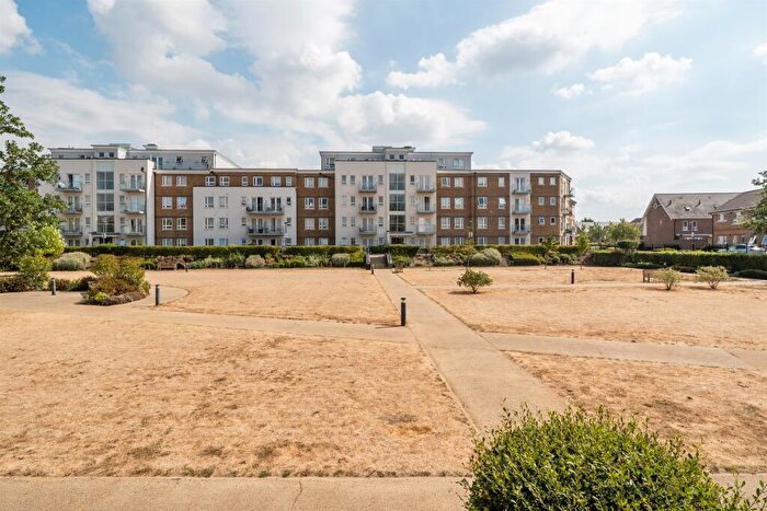 2 Bedroom Flat For Sale In Heron Way, Maidenhead, SL6