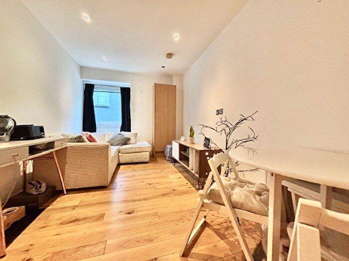 1 Bedroom Flat For Sale In Hanover House, Brentwood, CM14