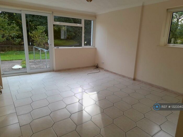 2 Bedroom Flat To Rent In Windy Ridge, Crawley, RH11