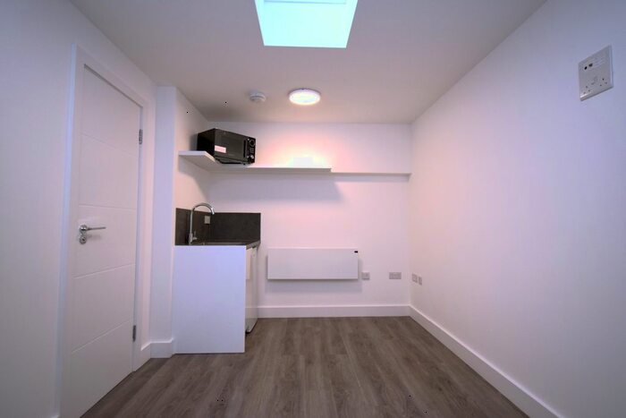 Studio To Rent In Turnberry Close, London, NW4