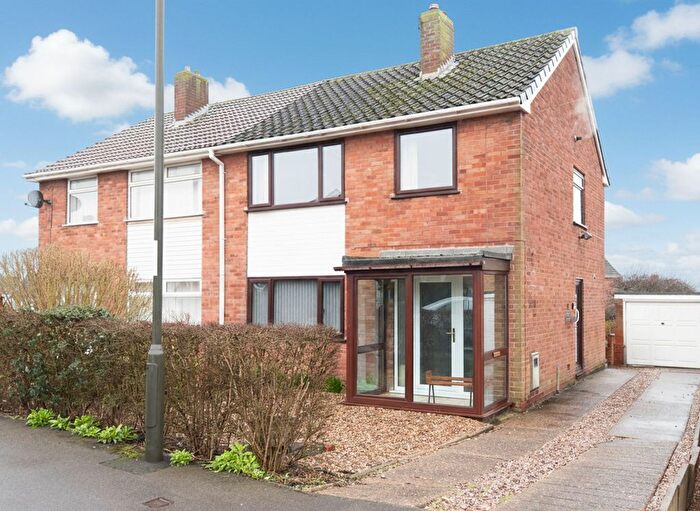 3 Bedroom Semi Detached House For Sale In Totley Mount, Brimington, S43