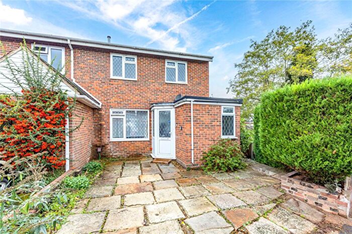 3 Bedroom End Of Terrace House For Sale In Orchard Way, Addlestone, Surrey, KT15