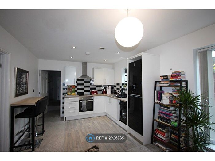 3 Bedroom Flat To Rent In Kensington Street, Whitefield, Manchester, M45