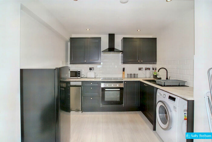 1 Bedroom Flat To Rent In Firs Parade, Matlock, DE4
