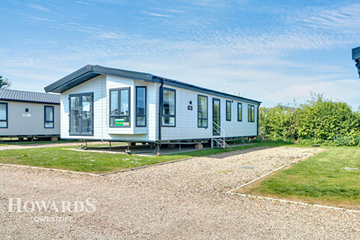 2 Bedroom Chalet For Sale In The Hollies, Lowestoft, NR33