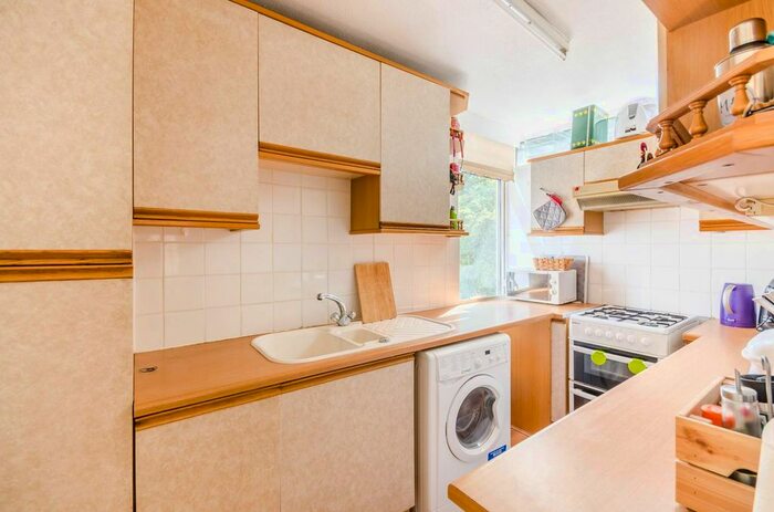 2 Bedroom Flat To Rent In Knollys Road, Streatham, London, SW16