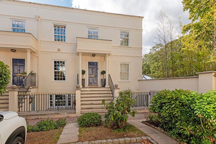 4 Bedroom End Terrace House For Sale In Seaton Close, Lynden Gate, Putney, London, SW15