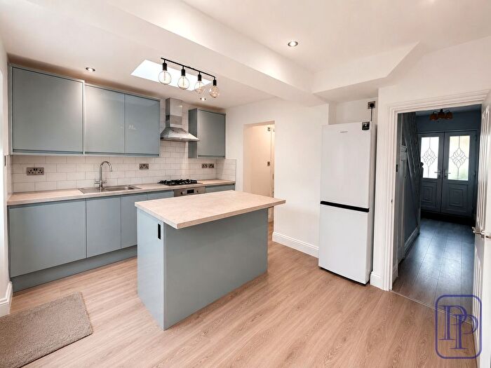 4 Bedroom Semi-Detached House To Rent In Hillside Gardens, Walthamstow, E17