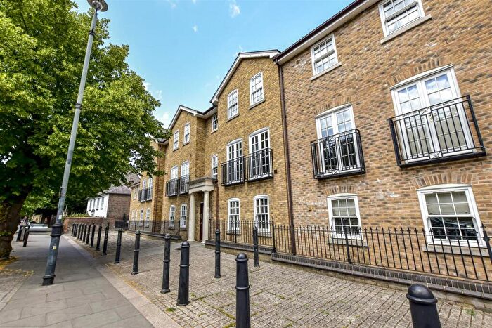 2 Bedroom Apartment For Sale In High Street, Berkhamsted, HP4