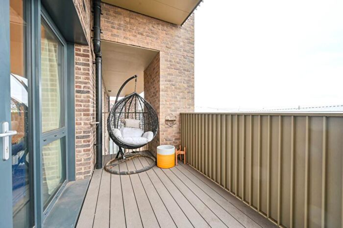 3 Bedroom Flat To Rent In Acton Lane, Park Royal, London, NW10