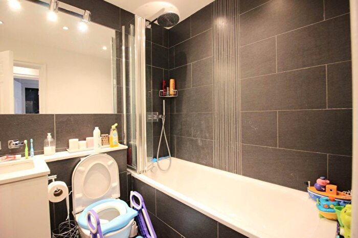 3 Bedroom Flat To Rent In Queens Road, London, NW4