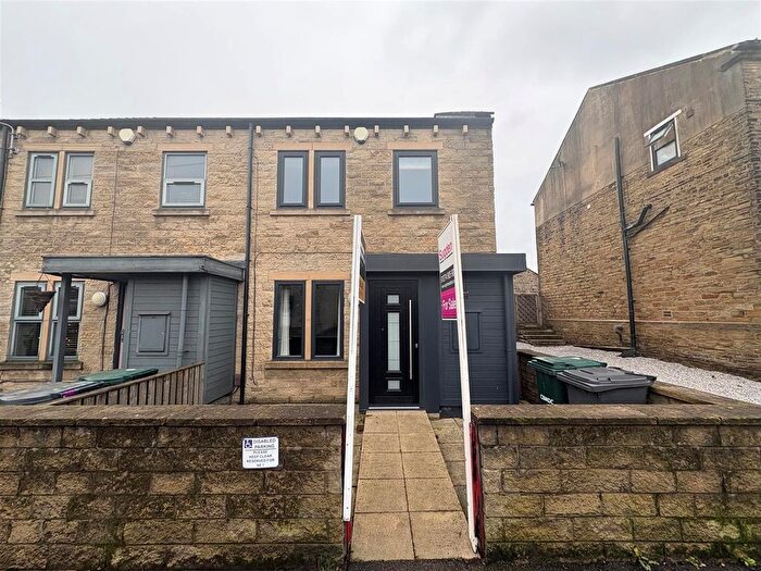3 Bedroom Town House For Sale In Salthorn Mews, Cleckheaton Road, Oakenshaw, BD12
