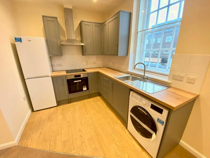 1 Bedroom Flat To Rent In High Street, Christchurch, Dorset, BH23