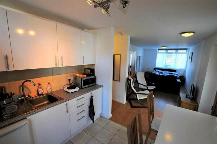 Flat To Rent In Mylne Close, Hammersmith, London, W6