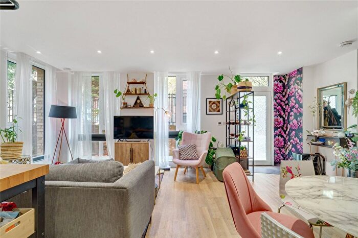 2 Bedroom Flat For Sale In Hyde Lane, SW11