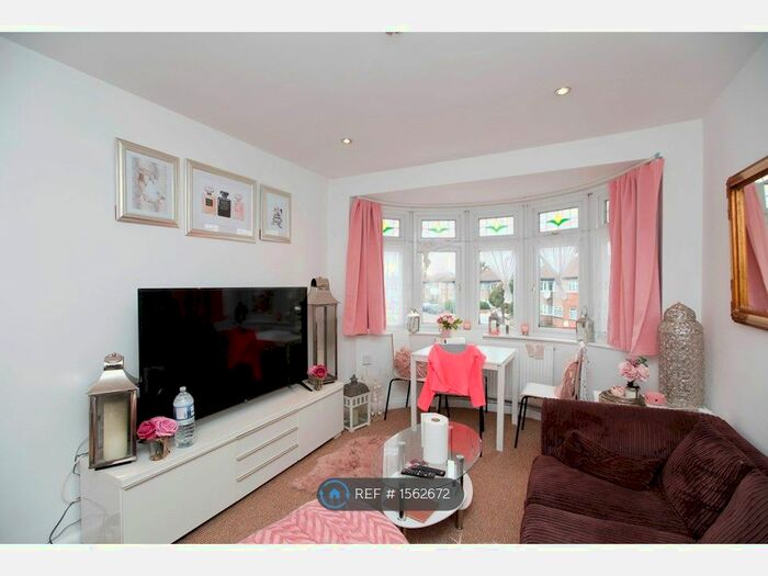 1 Bedroom Flat To Rent In Redfern Avenue, Hounslow, TW4