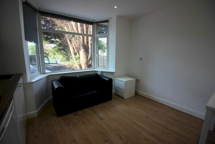 Studio To Rent In Great North Way, Hendon, NW4