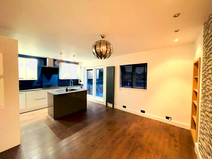 3 Bedroom Flat To Rent In Aspley Lane, Nottingham, NG8