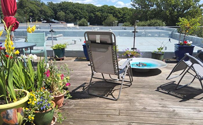 3 Bedroom Flat For Sale In Hayes Road, Sully, Penarth, CF64