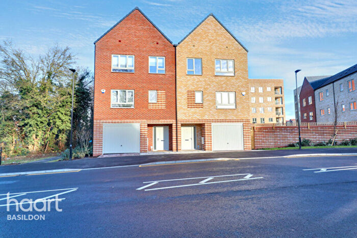 3 Bedroom Semi-Detached House For Sale In Chapelgate Mews, Essex, SS15