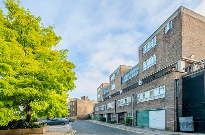 3 Bedroom Flat To Rent In Barons Court, Barons Court, London, W14