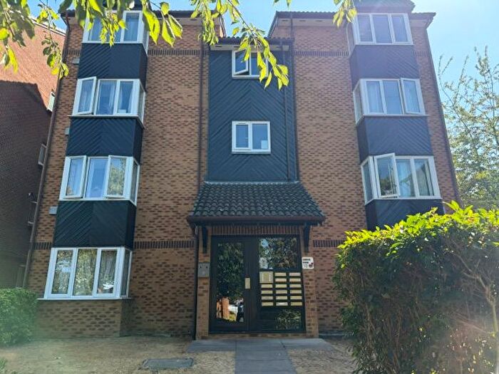 Studio To Rent In Saxon Close, Surbiton, KT6