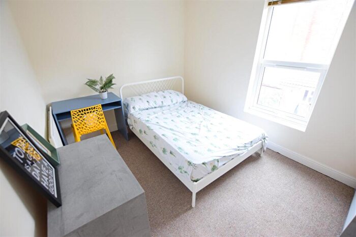 3 Bedroom End Of Terrace House To Rent In Cross Street - Student House - /, LN5